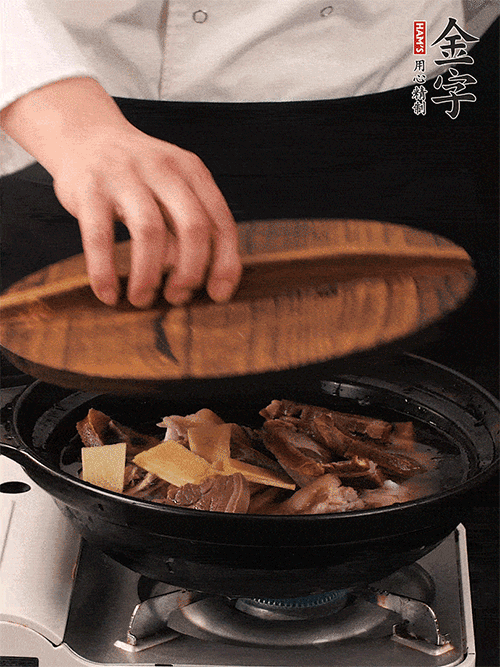 大火煮到沸騰后，轉(zhuǎn)中小火慢燉1個(gè)半小時(shí)。