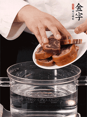 一包200g的金字火腿蹄片恰好搭配一個(gè)新鮮豬爪（豬腳）。都先加蔥姜、料酒焯水一遍，把血水清除后燉出來才能更清澈不油膩。