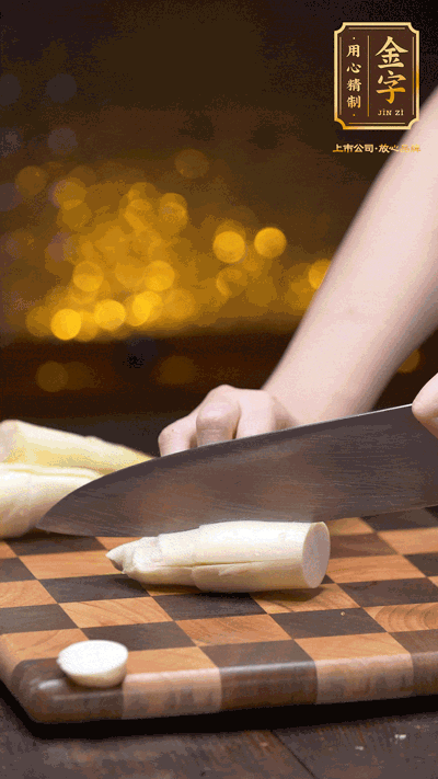 茭白剝?nèi)ネ馄?，去掉根部老硬部分，洗凈切滾刀塊