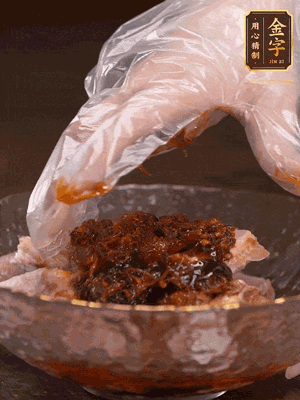 排骨用1勺蠔油、1勺醬油、1勺金字火腿XO醬抓勻腌制半小時(shí)