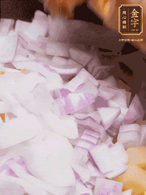 倒入洗干凈的大米、土豆丁、洋蔥碎、排骨、金字火腿xo醬、水