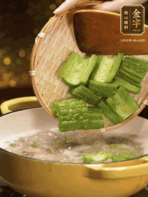 倒入熱水，和泡開(kāi)的綠豆（連水）和火腿片，大火燒開(kāi)燉一個(gè)小時(shí)