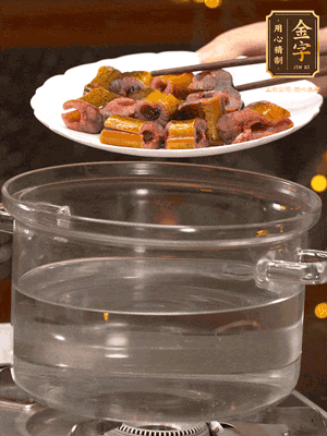 黃鱔冷水下鍋焯燙，再用清水洗凈去除腥味