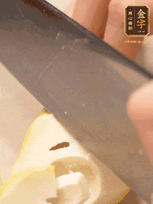 春筍切成滾刀塊，焯水去除澀味