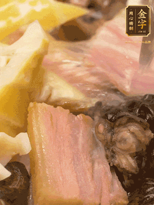 倒入滾燙的熱水，燉煮20分鐘，湯濃汁白