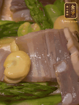 倒入熱水，燉煮10分鐘