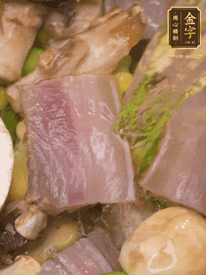 開蓋，放入河蝦繼續(xù)燜煮5分鐘