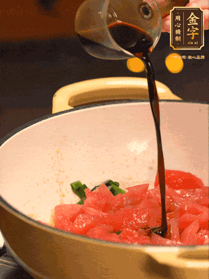 調(diào)味：1勺蠔油、1勺生抽、2轉(zhuǎn)胡椒粉和2勺番茄醬倒入400ml開(kāi)水，燒至湯汁濃厚