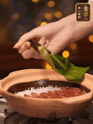 開(kāi)蓋，碼上香腸和焯好水的青菜