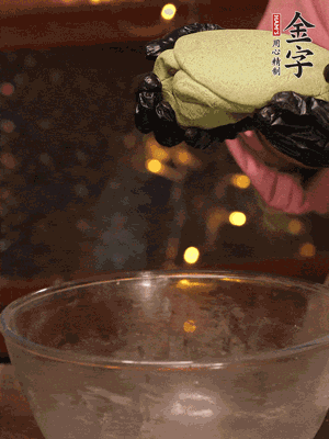 水里放點鹽，燒開后放艾草，一勺小蘇打，撈出浸入涼水，打成艾草泥