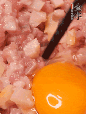 豬肉末、咸肉丁，分次加蔥姜水，一勺糖、一丟白胡椒，春筍丁，打入一個雞蛋