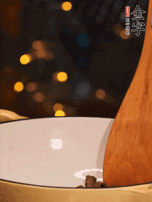 鍋中放入油，倒入醬油肉煸出油脂香味