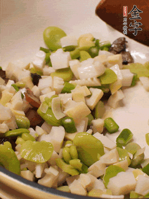 倒入蠶豆、春筍翻炒