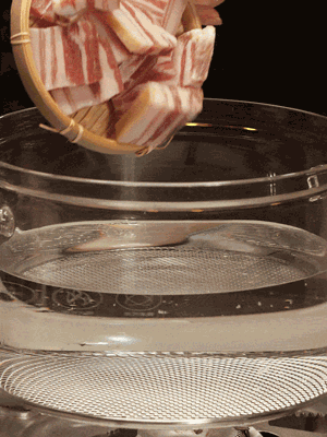 排骨、咸肉，一起下入鍋中，加入蔥，姜，料酒，倒入清水焯水清洗干凈