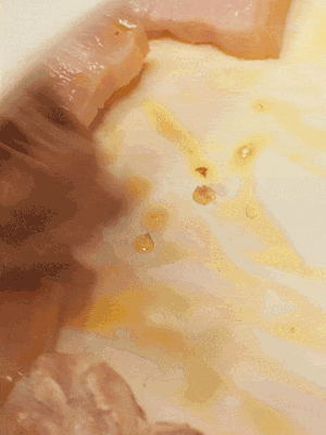 另起一鍋，將咸肉、鮮肉 翻炒出香味