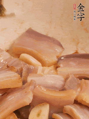 加入雪菜、咸肉冬筍 炒出香味