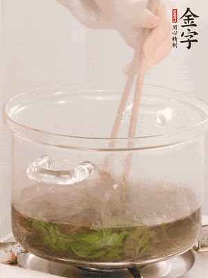 香椿焯水，變色后撈出，切成小段