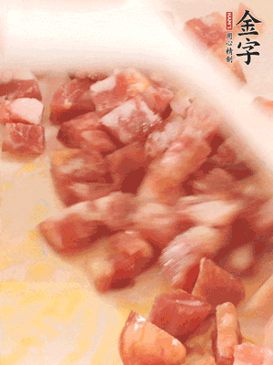 香腸炒出油脂，加入蠶豆煸炒