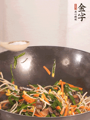 炒合菜：金字醬油肉、綠豆芽、韭菜