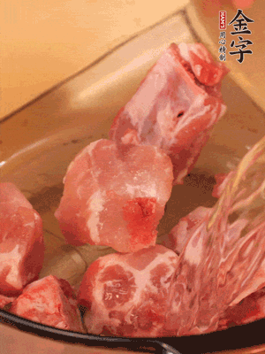 排骨冷水下鍋，加料酒、姜片，煮開綽水