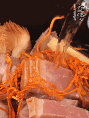 將所有食材一起倒進鍋中，加水沒過食材，燉煮30分鐘即可