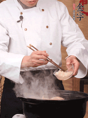 花膠、金湯放入鍋中小火再燉10分鐘