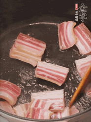 鍋中放菜籽油燒熱，下咸肉、冬筍略微煸炒