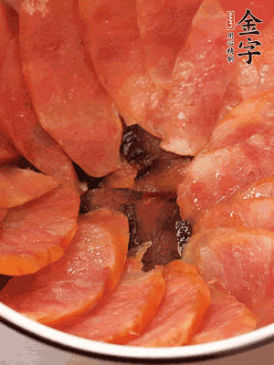 深碗涂抹豬油，頂端鋪枸杞，間隔鋪上香腸、醬油肉片