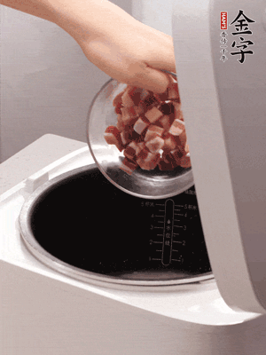 鍋中倒入豬油，油熱后炒熟上海青，給倒少許鹽調(diào)味