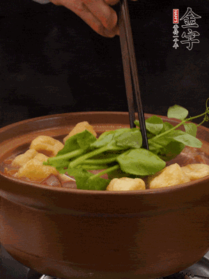 加筒骨煲的經(jīng)典配菜：金字土香腸、油豆腐、千張蓋上蓋子燜一會兒，耐心等候10分鐘。