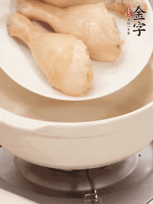 雞腿、火腿、干貝、蒜頭放入砂鍋內(nèi)燉1小時(shí)