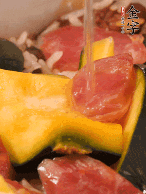 倒入溫開水，水量高出米面一個指節(jié)。