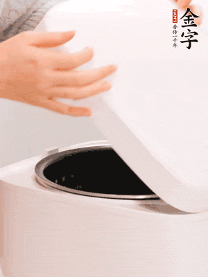 泡發(fā)香菇的水和調(diào)好的醬汁混合在一起，倒入電飯煲中，煮飯。