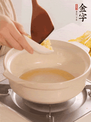 鍋里留少量底油煸香火腿和姜末。