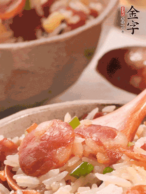 開蓋后，沿鍋邊淋2大勺花生油，大火烤出鍋巴。輕輕翻拌一下，撒點(diǎn)蔥花。