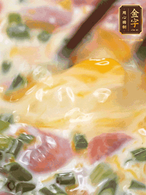 三個全蛋中加適量牛奶、鹽、黑胡椒粉、臘腸、蔥花攪拌均勻