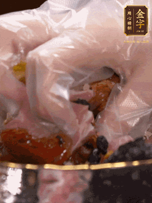 排骨洗凈后（蠔油、生抽、老抽、鹽、糖、淀粉、豆豉、蒜蓉、姜絲）腌制30分鐘