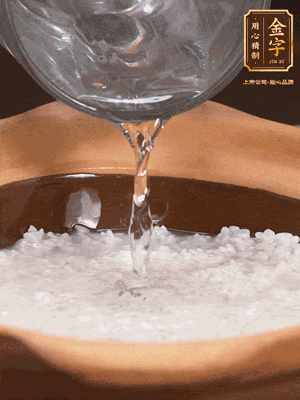 砂鍋底部刷一層油，加入大米和開水，水高1cm,大火燒開后轉(zhuǎn)中火煲5分鐘，到水微收干