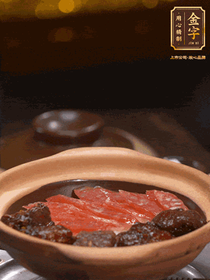 鋪上臘腸和排骨，鍋邊淋一圈油，小火煲10分鐘