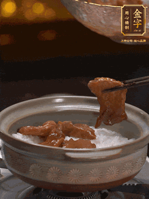 鋪上牛肉，鍋邊淋油在燜5分鐘