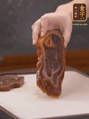 處理節(jié)瓜，刮掉表層的皮和毛，洗凈后去掉瓜蒂，切大塊