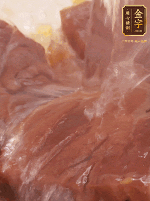 加熱水，2大勺料酒煮20分鐘，再下節(jié)瓜塊煮10分鐘即可