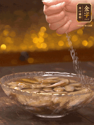 鮮活蟶子反復(fù)沖洗干凈，水中加鹽、芝麻香油浸泡30分鐘吐沙