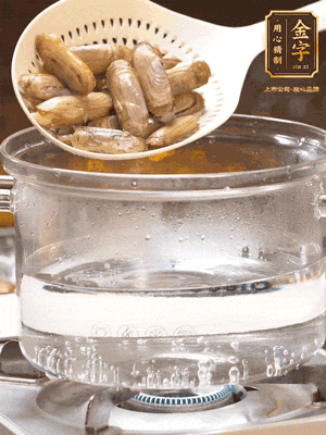 煮一鍋沸水，下蟶子汆燙30秒，撈出浸入冰水，取出蟶子肉