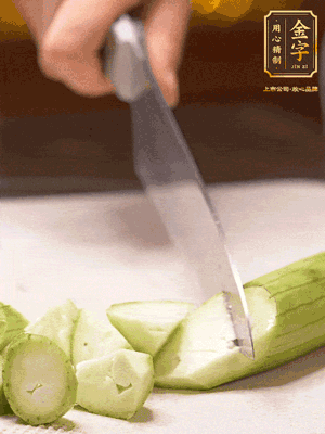 絲瓜去皮，切滾刀塊