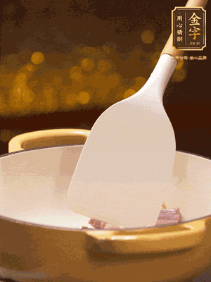 油溫7成熱，下蒜末、咸肉略微煸炒，再下絲瓜