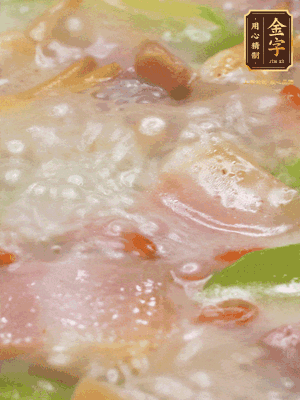 最后下蟶子，一點(diǎn)白胡椒調(diào)味，煮到白色湯汁出來。撒點(diǎn)枸杞點(diǎn)綴