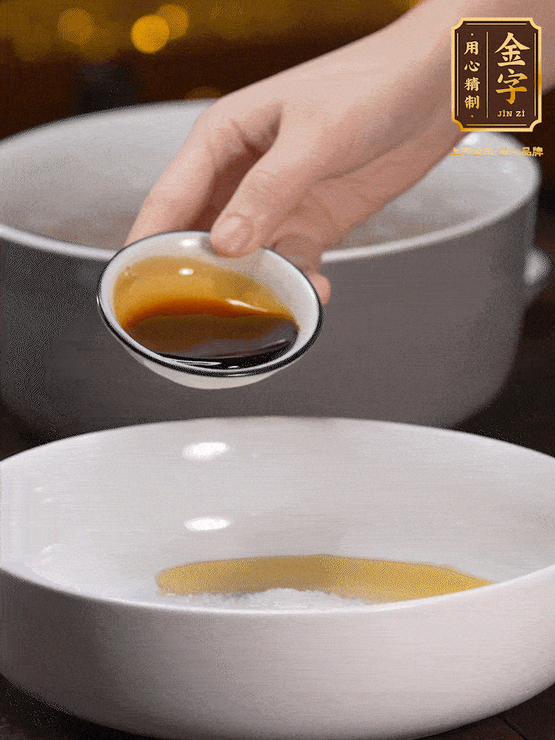 金字鹵牛肉切片，黃瓜切絲