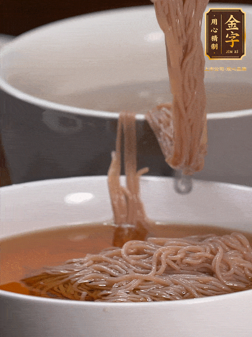 蘋果醋，一點鹽、糖、醬油，兌入涼白開水調成簡易冷面湯，放水箱冷藏