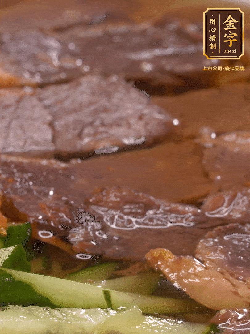 養(yǎng)麥冷面，涼水中清洗浸泡5分鐘，沸水中煮3分鐘，涼水漂洗沖涼